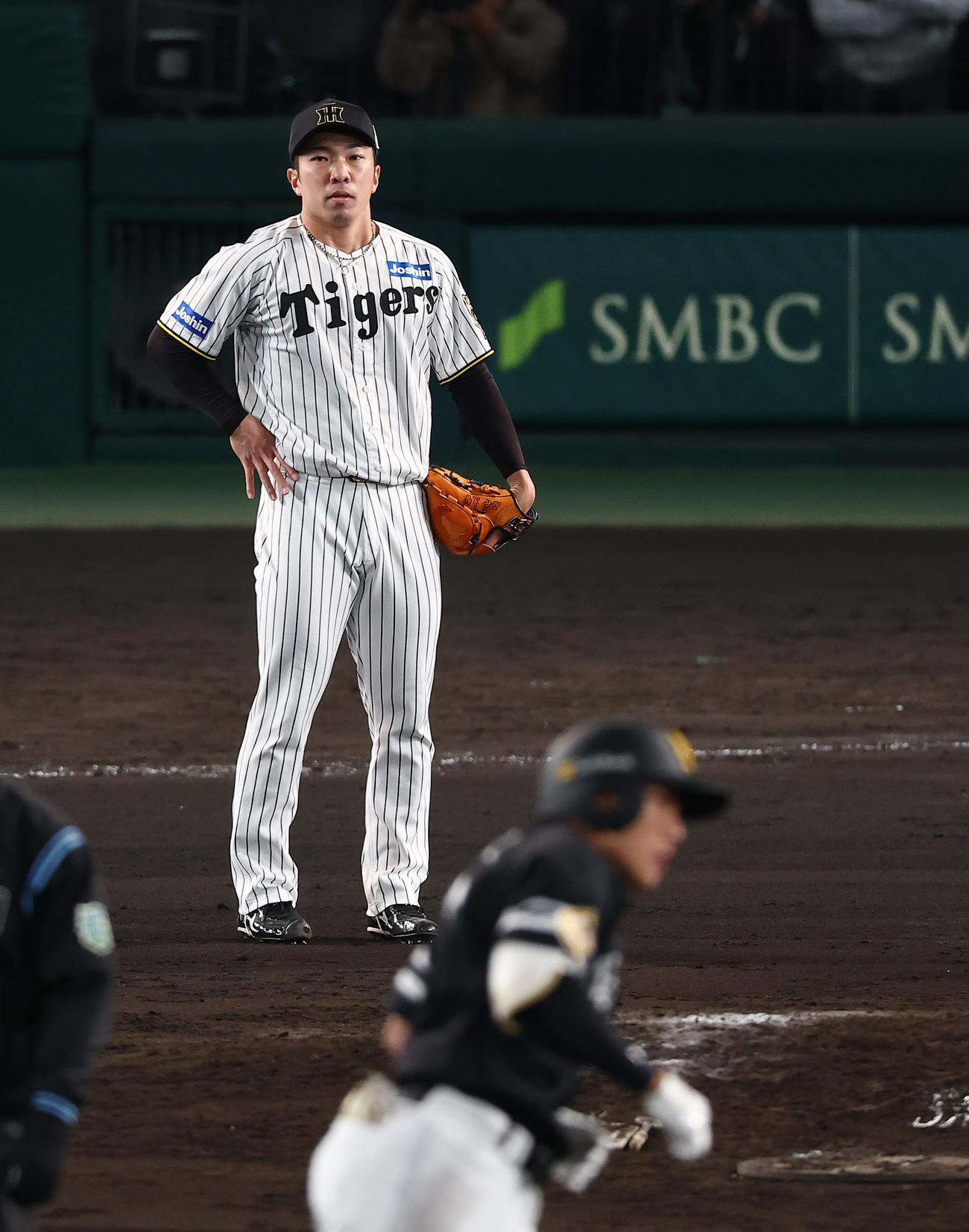 阪神対ソフトバンク　8回表ソフトバンク1死一塁、柳田（手前）に同点2点本塁打を浴びた石井（撮影・前田充）