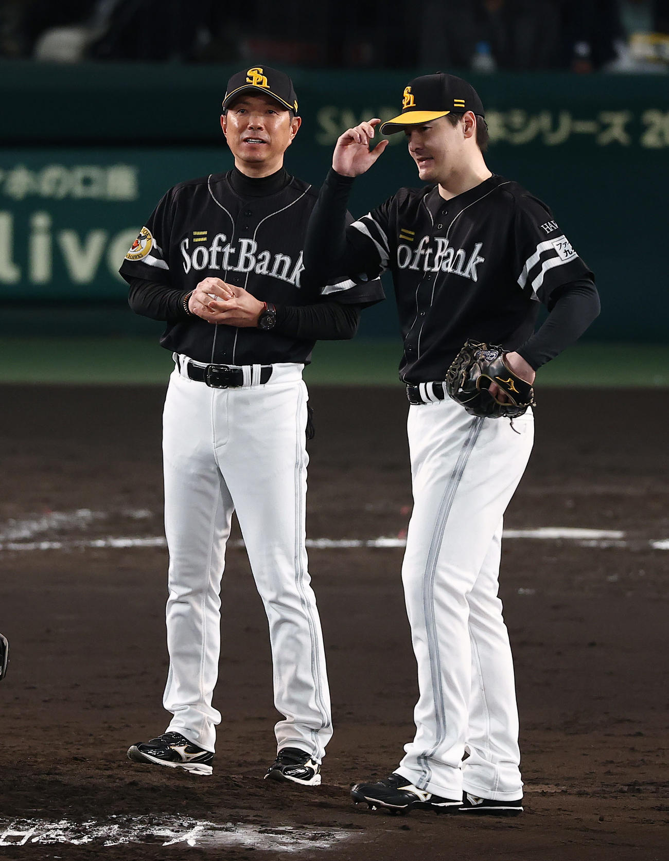 阪神対ソフトバンク　5回裏阪神2死一、二塁、有原（右）に交代を告げた小久保監督（撮影・前田充）