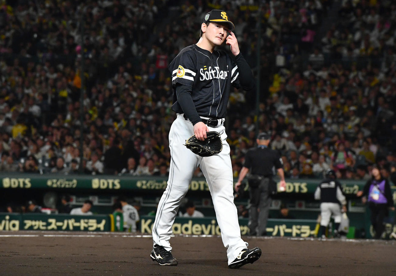 阪神対ソフトバンク　2回裏終了後、坂本に先制打を許した有原は厳しい表情でベンチへ戻る（撮影・岩下翔太）