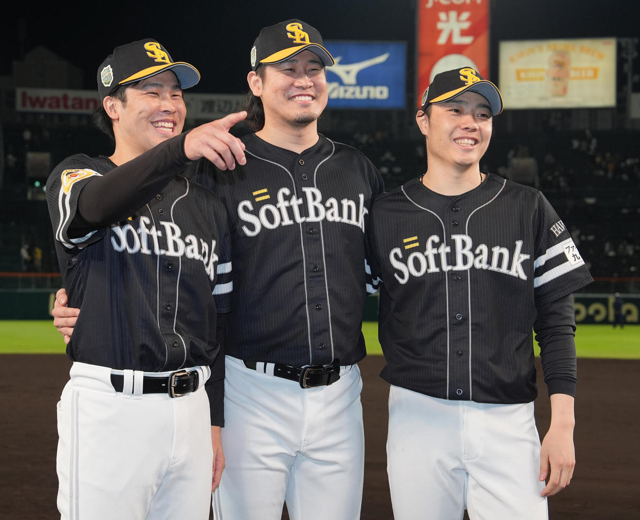 日本一となり、記念撮影に納まるソフトバンクの、左から藤井、杉山、松本裕（撮影・鈴木みどり）