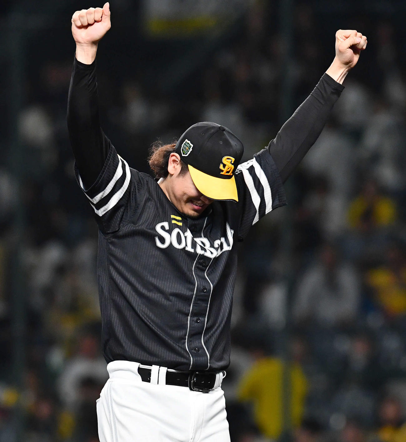阪神対ソフトバンク　阪神を破って日本一を達成し、笑顔でガッツポーズするソフトバンク杉山（撮影・岩下翔太）