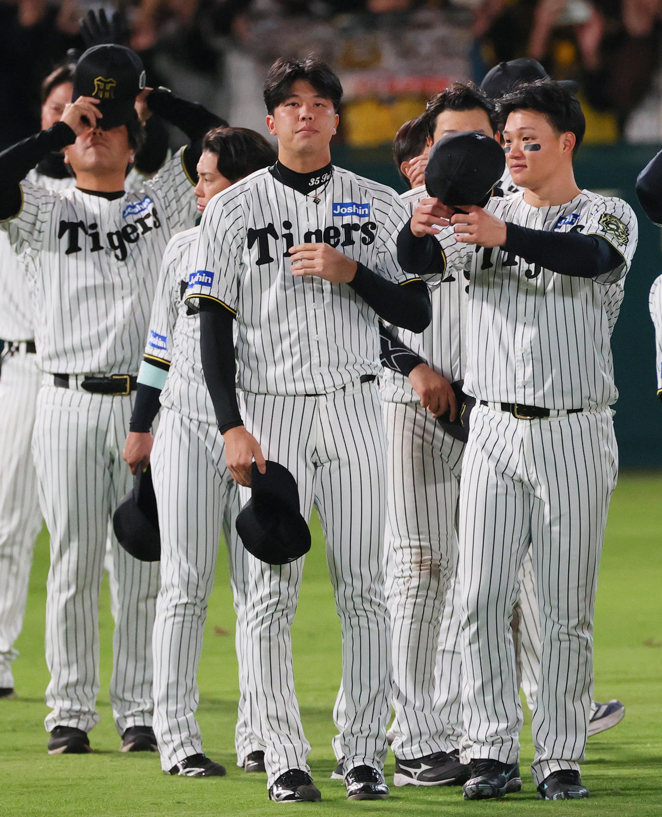 阪神対ソフトバンク　日本一を逃し、スタンドのファンにあいさつする才木（中央）と森下（右）ら（撮影・上山淳一）