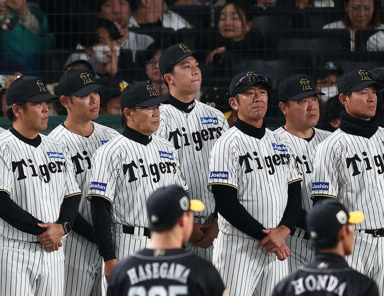 阪神対ソフトバンク　ソフトバンクの日本一のセレモニーを見つめる阪神才木（中央）ら（撮影・前田充）
