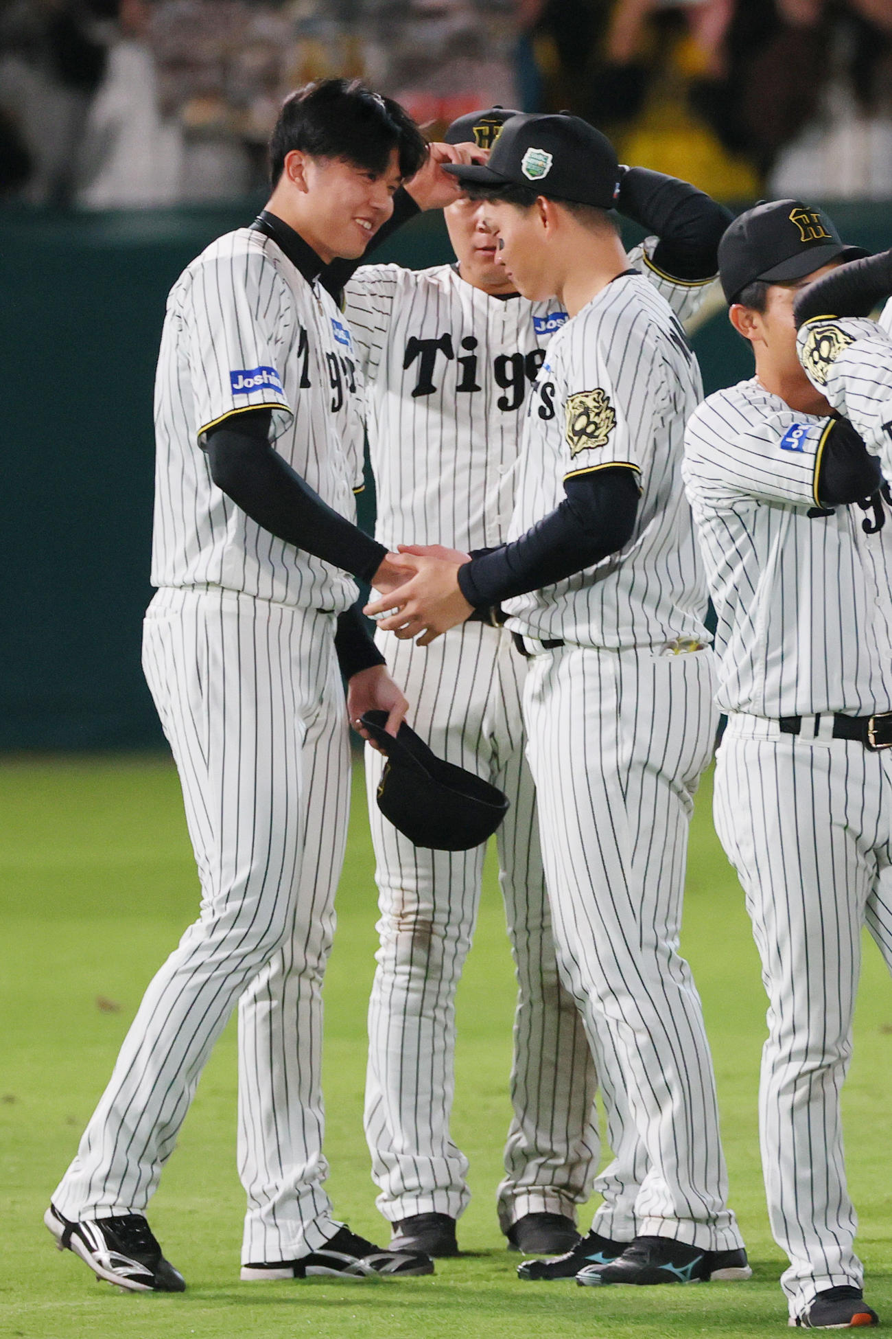 阪神対ソフトバンク　戦いを終え森下（右）と笑顔で握手する才木（撮影・上山淳一）