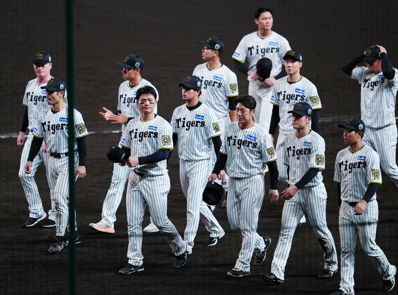 阪神対ソフトバンク　試合後、阪神ファンにあいさつし引き揚げる選手たち（撮影・江口和貴）