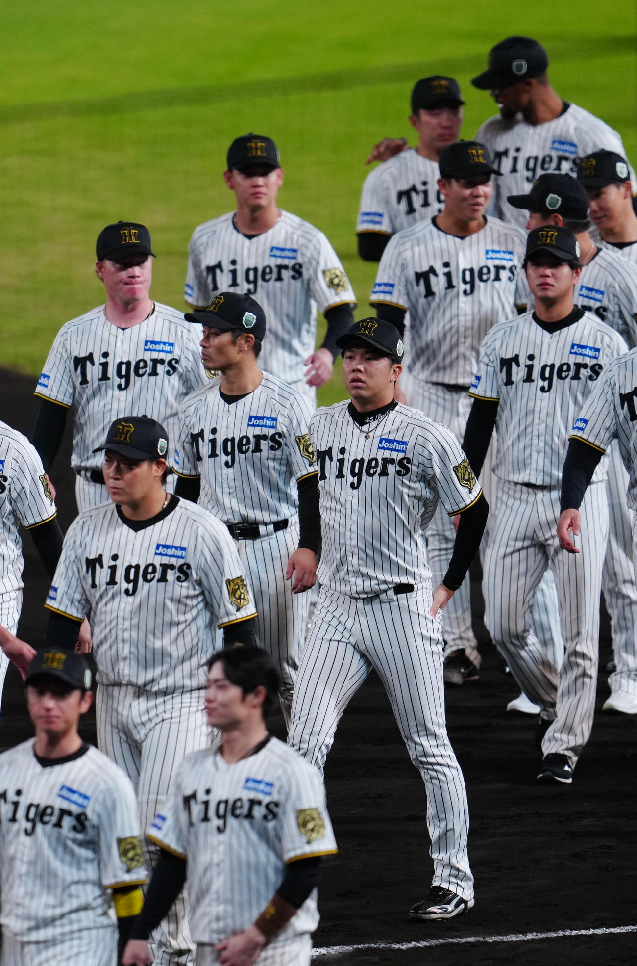 阪神対ソフトバンク　ファンへのあいさつを終え、引き揚げる才木（中央）ら阪神の選手たち（撮影・江口和貴）