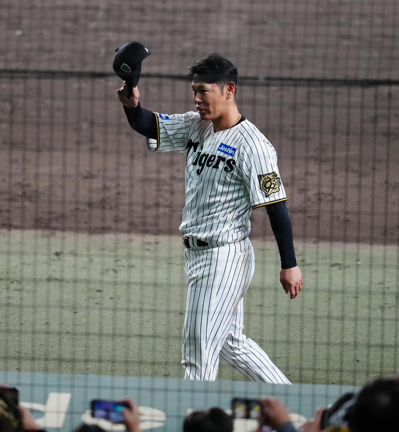 阪神対ソフトバンク　試合後、ファンにあいさつし引き揚げる阪神原口（撮影・江口和貴）