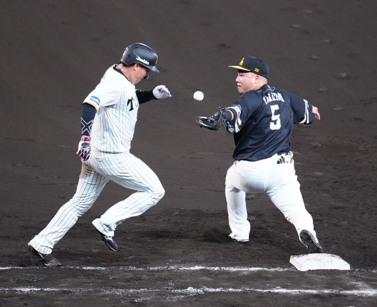 阪神対ソフトバンク　8回裏阪神1死、山川（右）が捕球でファンブルするも遊ゴロに倒れる大山（撮影・江口和貴）