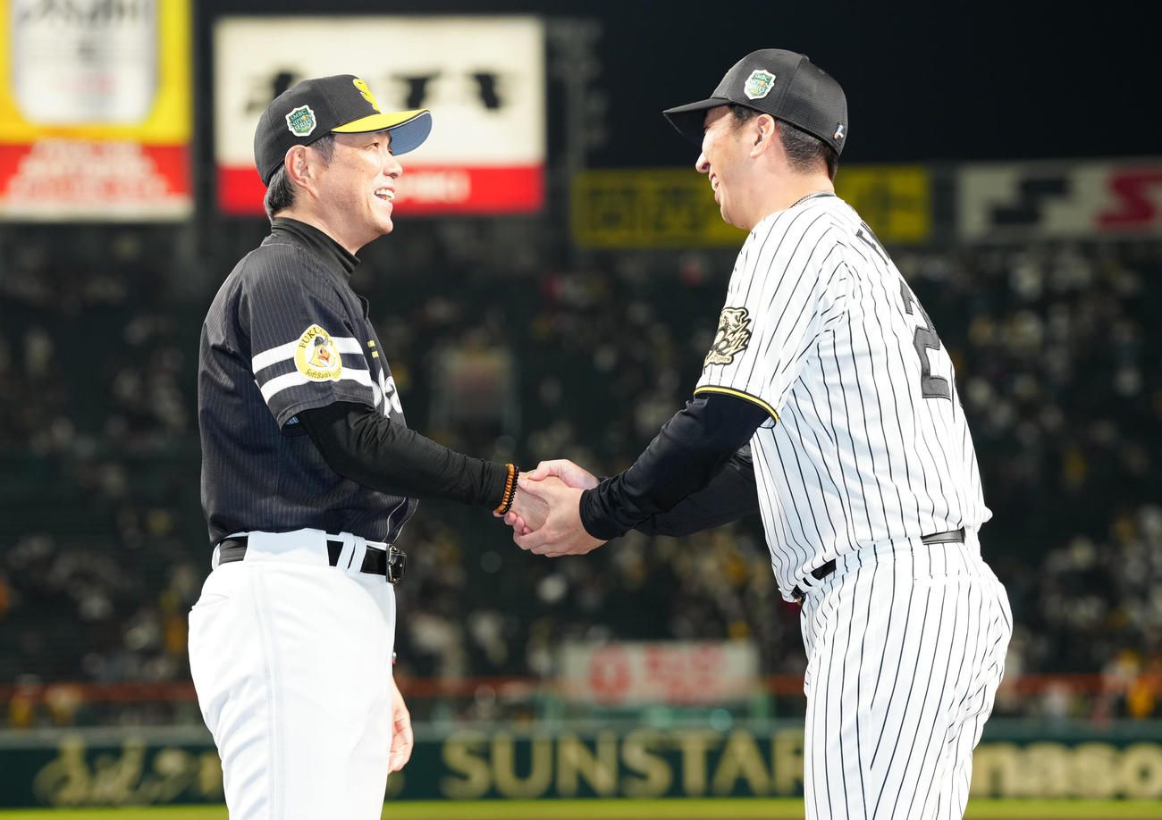 阪神対ソフトバンク　健闘をたたえ合い、握手を交わすソフトバンク小久保監督（左）と阪神藤川監督（撮影・鈴木みどり）