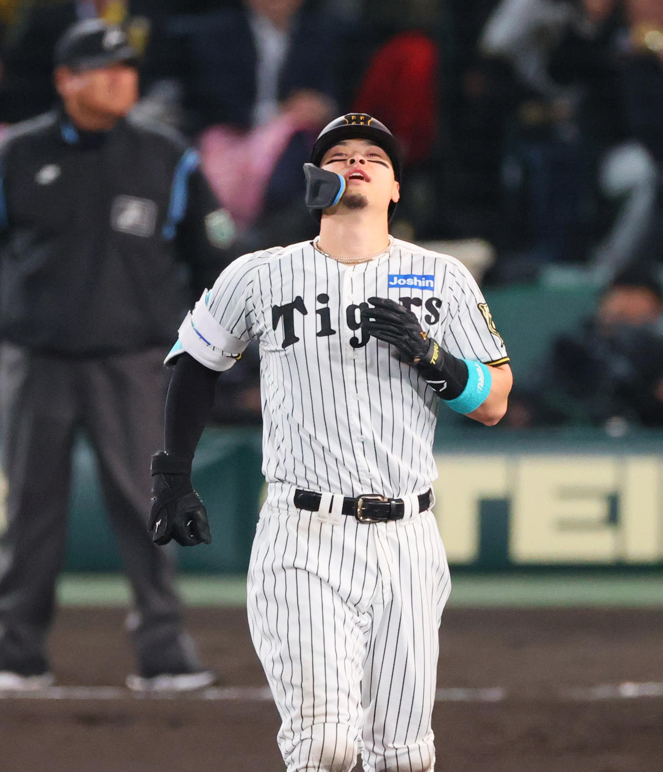 阪神対ソフトバンク　8回裏阪神無死、佐藤輝は左飛に倒れ悔しがる（撮影・上山淳一）