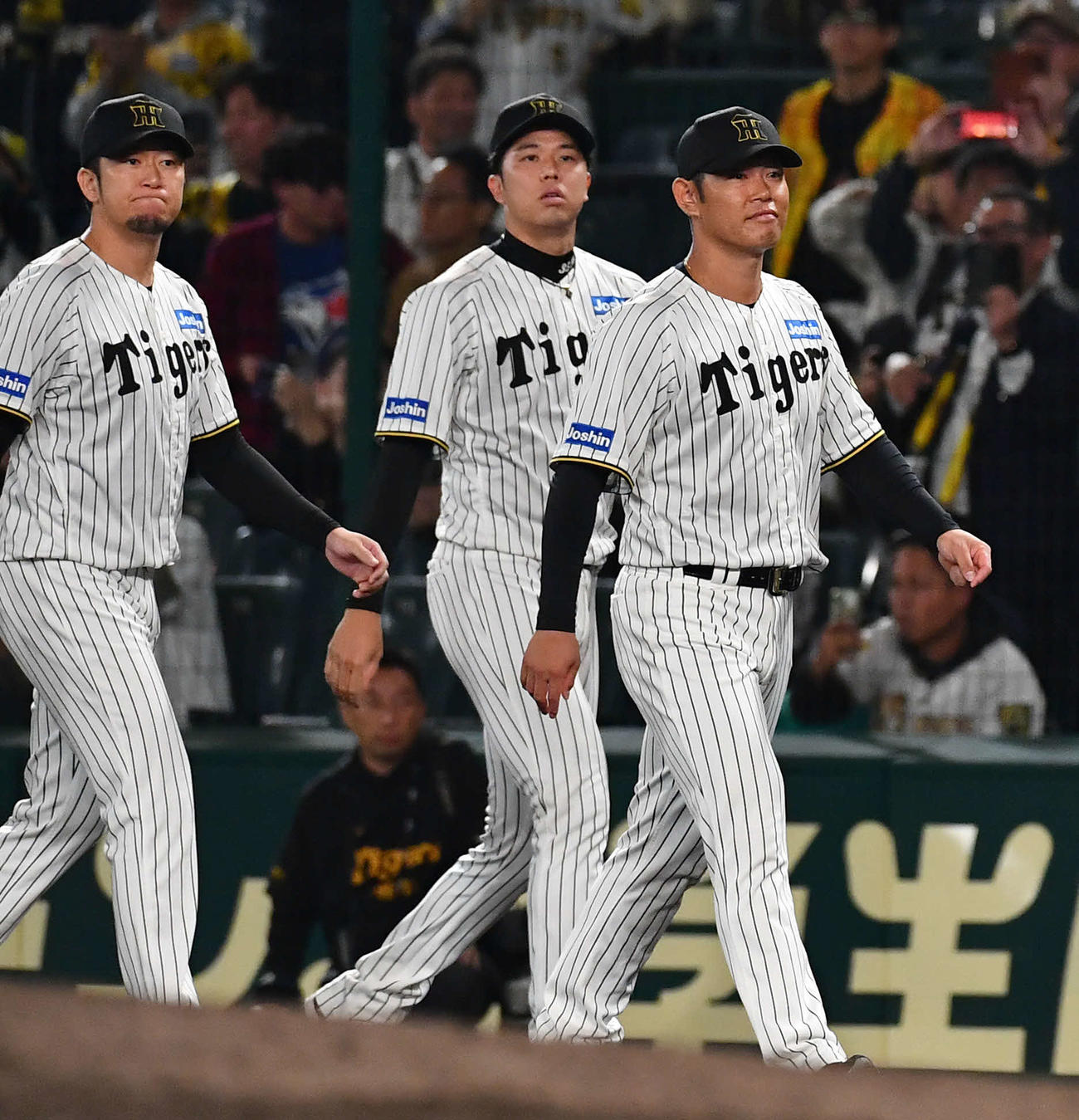 阪神対ソフトバンク　ソフトバンクとの日本シリーズで敗退しファンにあいさつして引き揚げる、左から岩貞、才木、原口（撮影・岩下翔太）