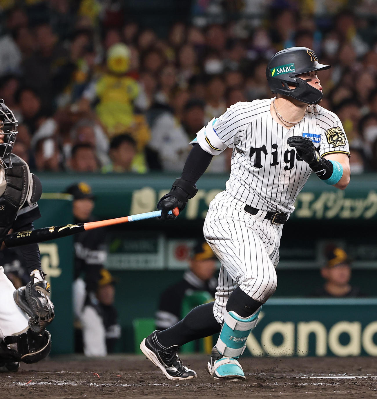 阪神対ソフトバンク　5回裏阪神2死一、二塁、佐藤輝は適時打を放つ（撮影・上田博志）