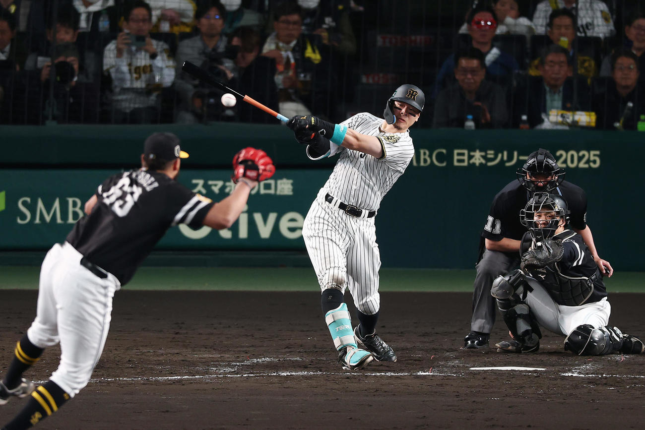阪神対ソフトバンク　5回裏阪神2死一、二塁、中前適時打を放つ佐藤輝。投手ヘルナンデス（撮影・前田充）