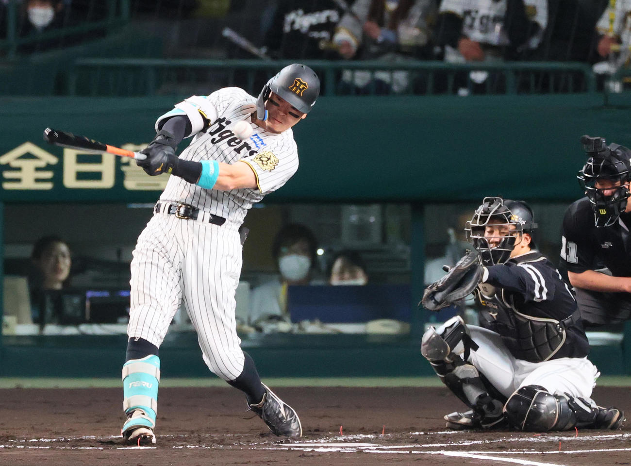 阪神対ソフトバンク　2回裏阪神無死、佐藤輝は左前打を放つ（撮影・上山淳一）