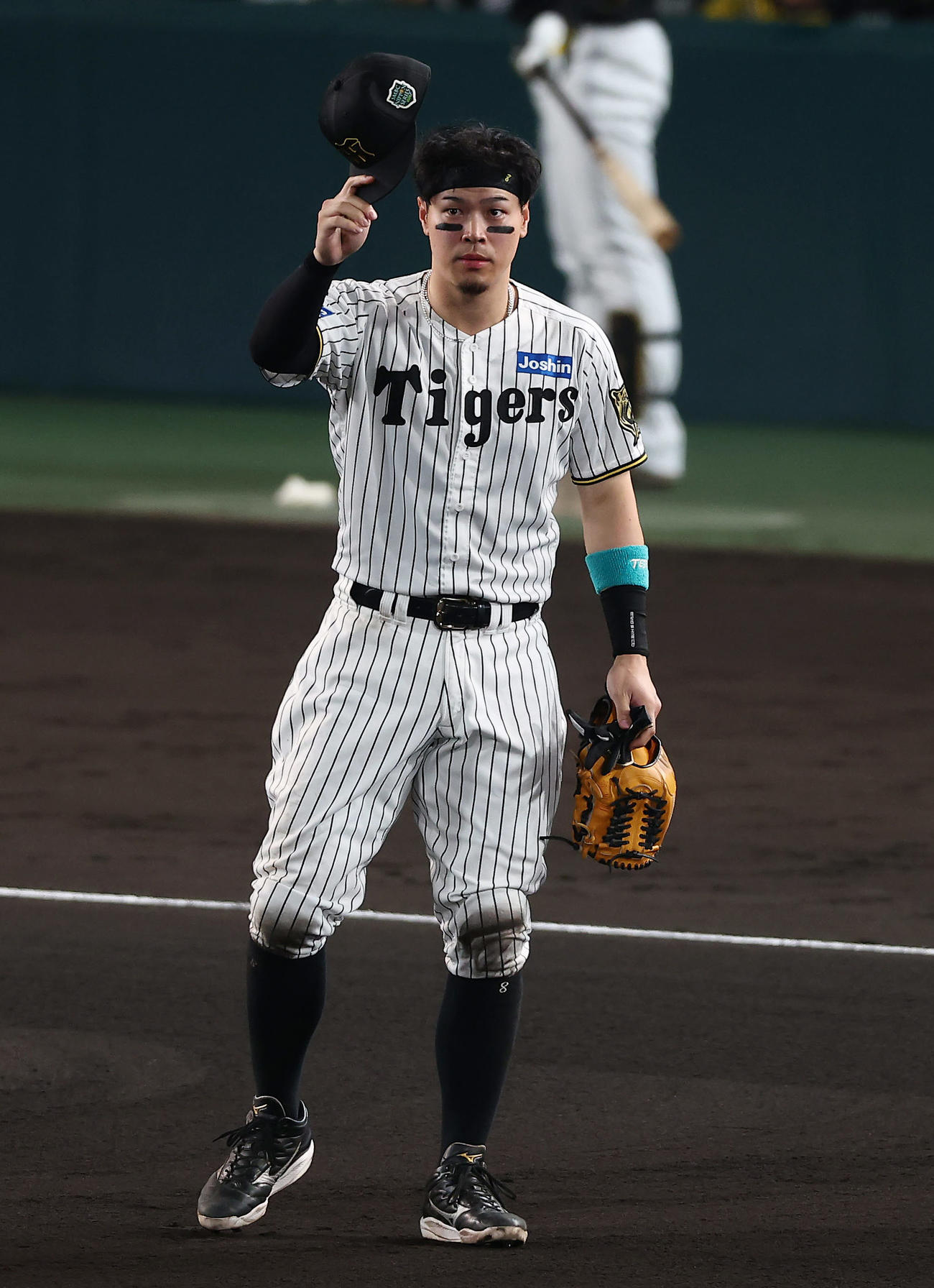 阪神対ソフトバンク　6回表、ファンの声援に答える阪神佐藤輝（撮影・前田充）
