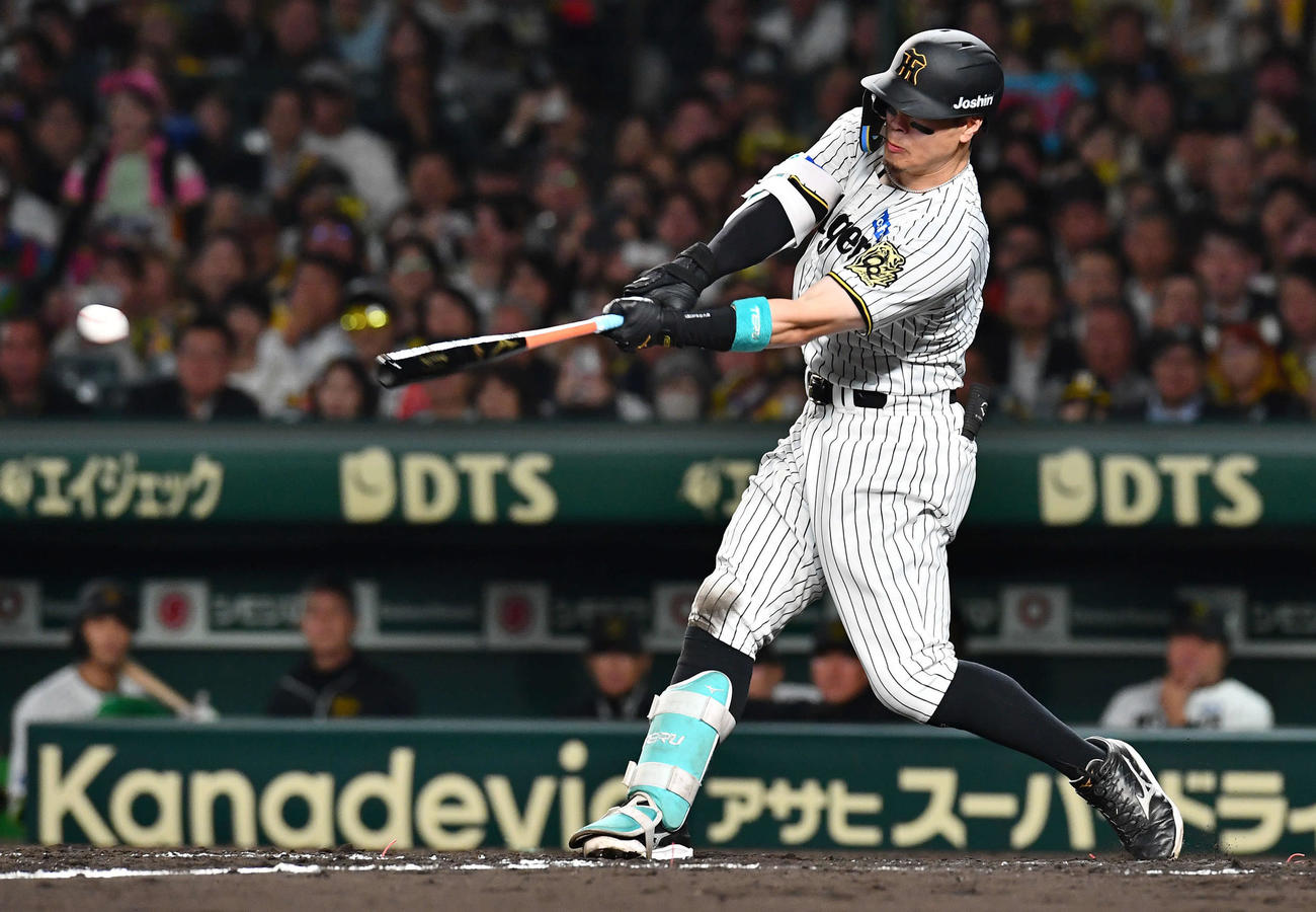 阪神対ソフトバンク　5回裏阪神2死一、二塁、佐藤輝は中前適時打を放つ（撮影・岩下翔太）