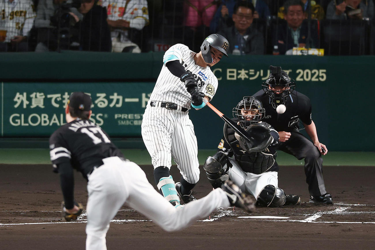阪神対ソフトバンク　2回裏阪神無死、左前打を放つ佐藤輝。投手有原（撮影・前田充）