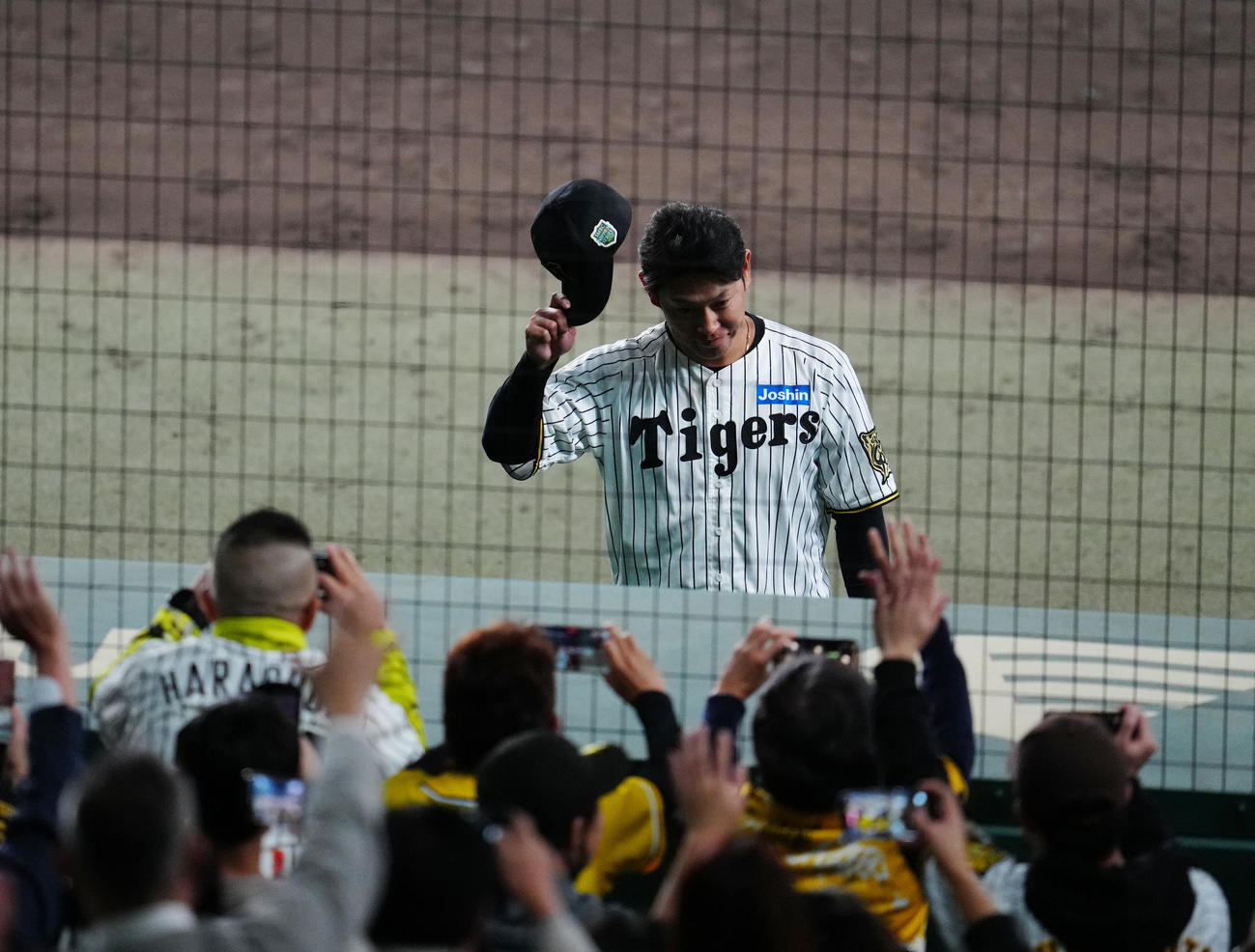 阪神対ソフトバンク　試合後、ファンにあいさつし引き揚げる阪神原口（撮影・江口和貴）