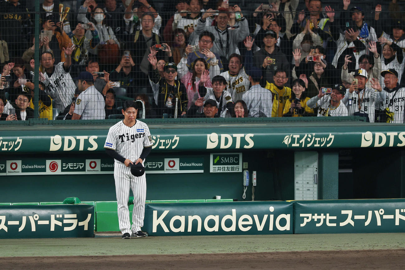 阪神対ソフトバンク　甲子園球場に一礼し、引き揚げる阪神原口（撮影・前田充）