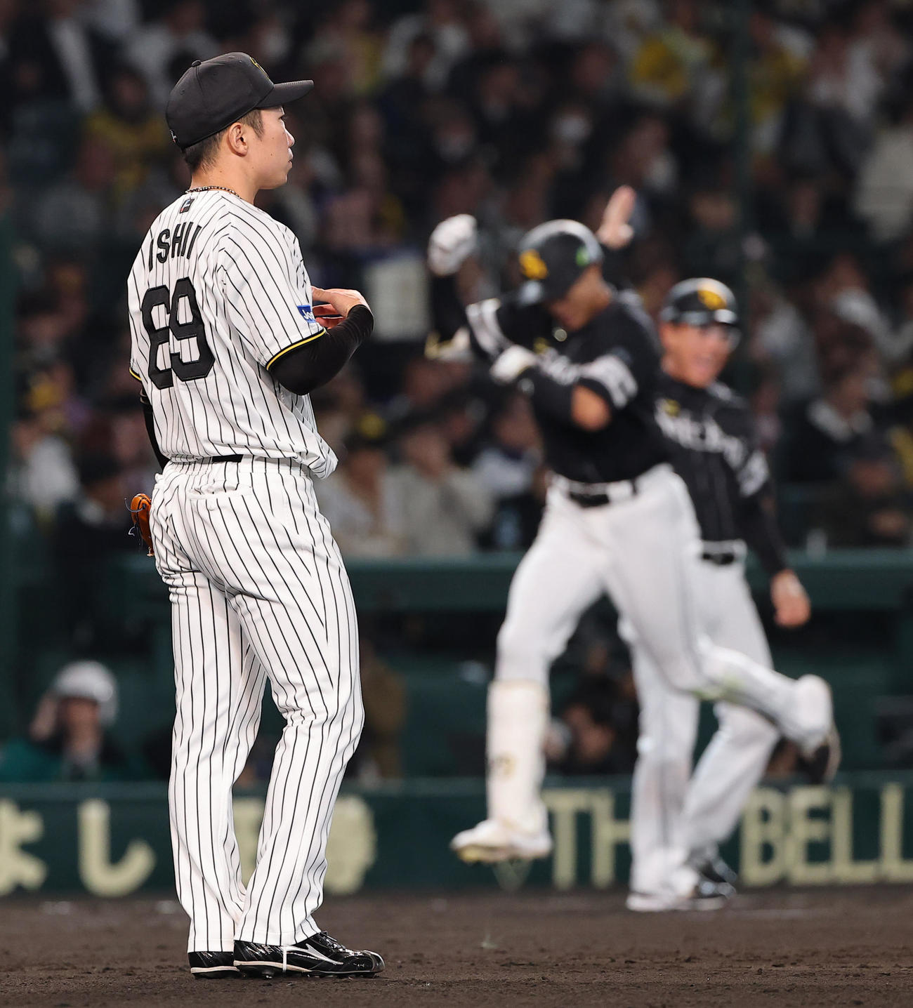阪神対ソフトバンク　8回表ソフトバンク1死一塁、石井（左）は柳田に同点本塁打を浴びる（撮影・上田博志）