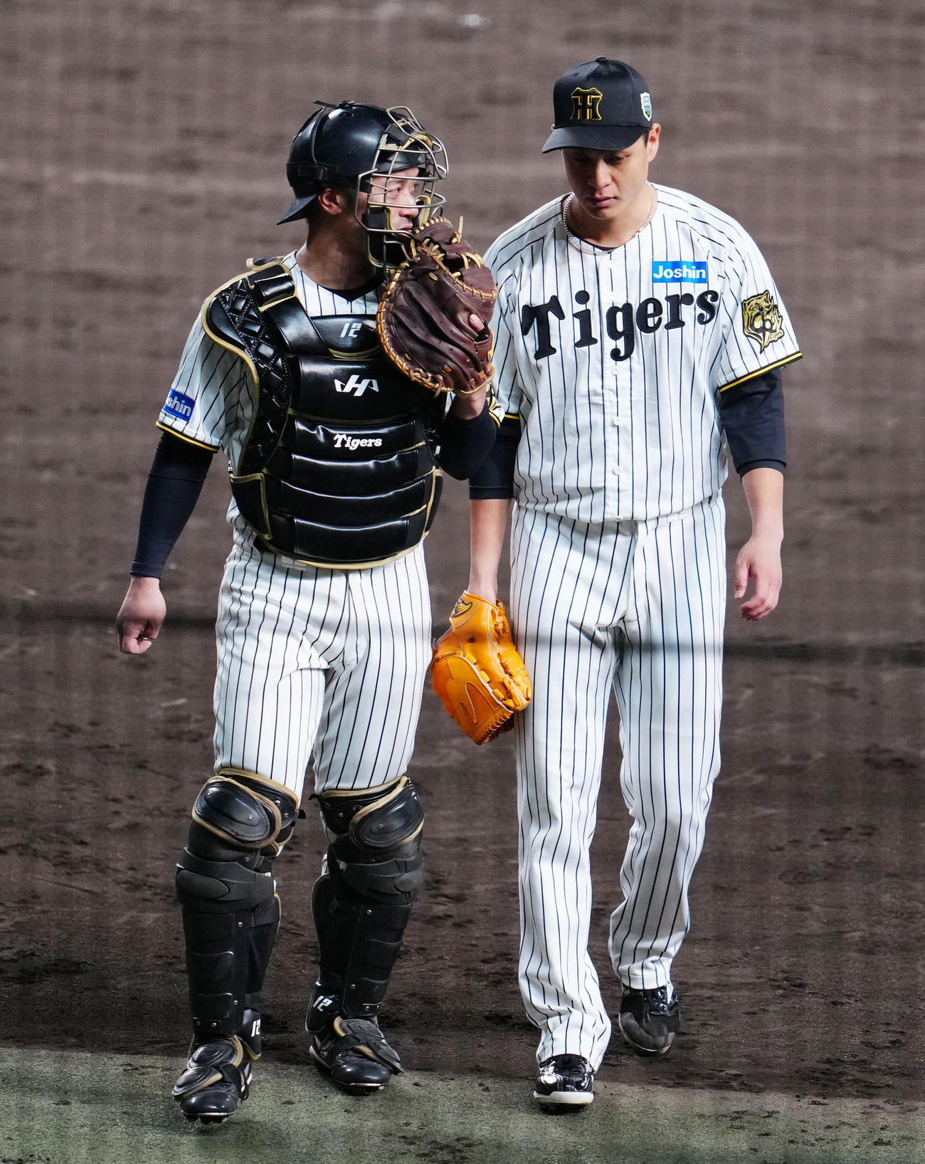 阪神対ソフトバンク　6回表終了後、ベンチに引き揚げる阪神先発の大竹（右）と捕手坂本（撮影・江口和貴）