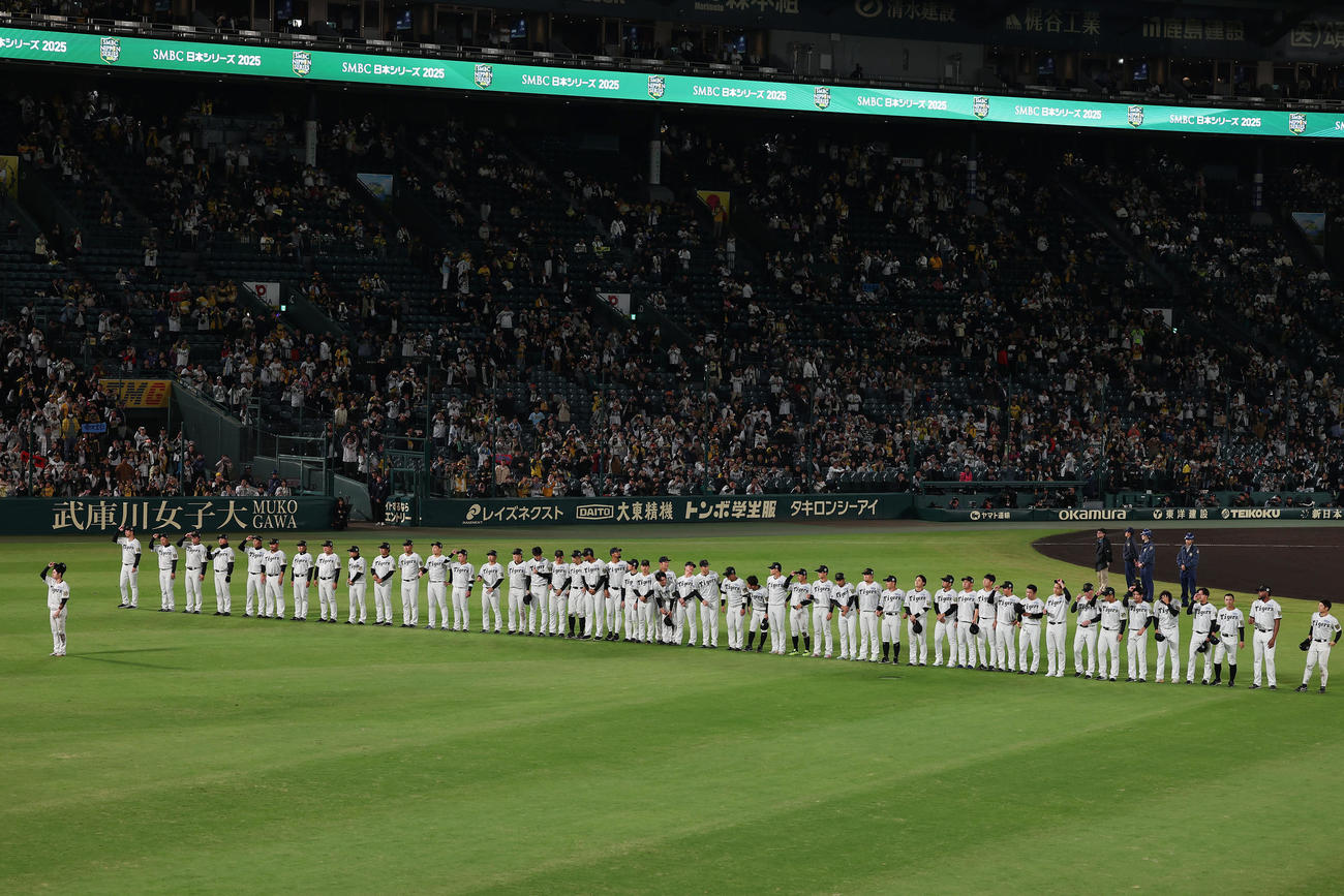 阪神対ソフトバンク　ソフトバンクに敗れ日本一を逃し、スタンドのファンにあいさつする阪神の選手たち（撮影・前田充）