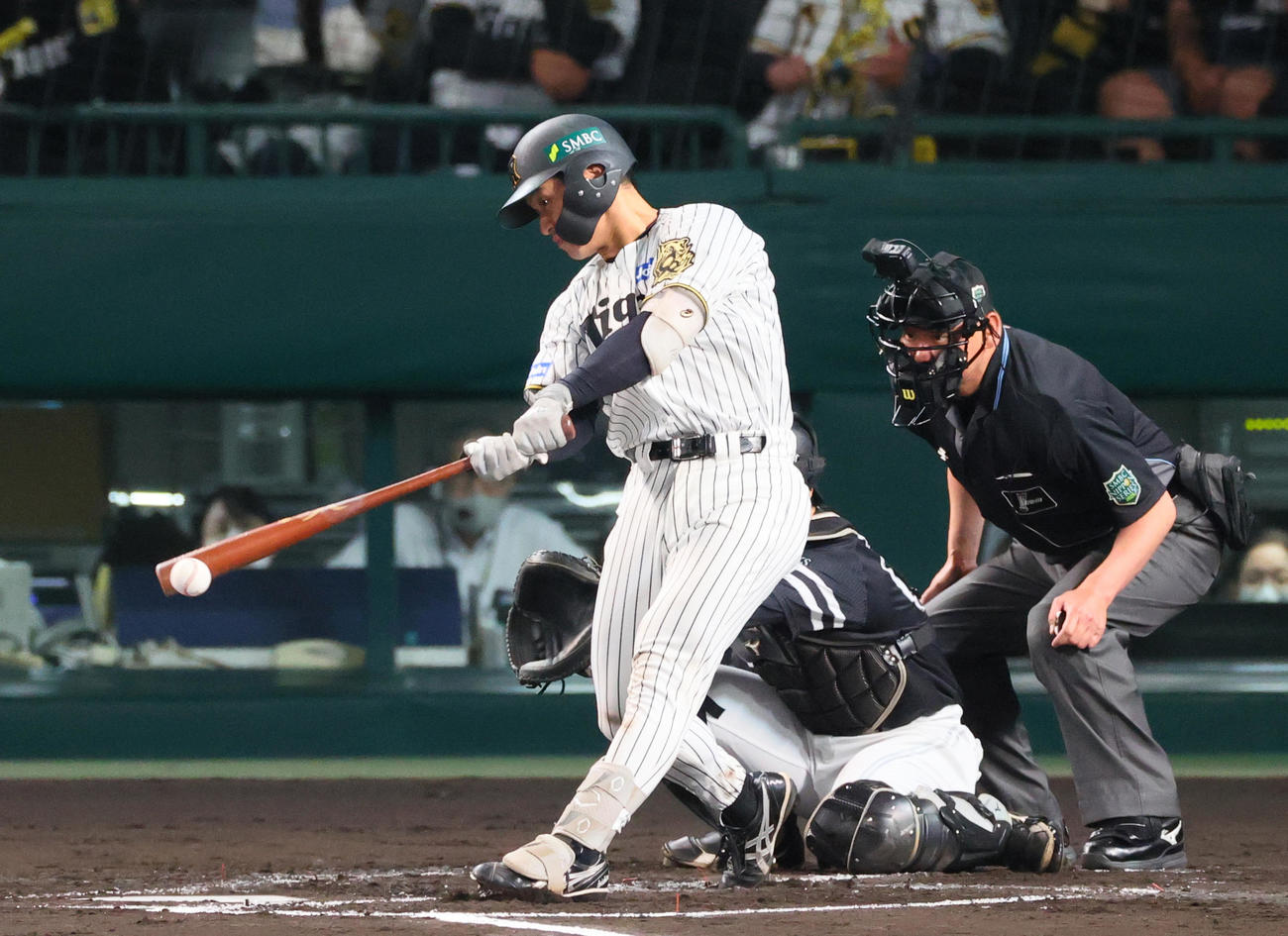 阪神対ソフトバンク　2回裏阪神2死一、二塁、坂本は左前適時打を放つ（撮影・上山淳一）