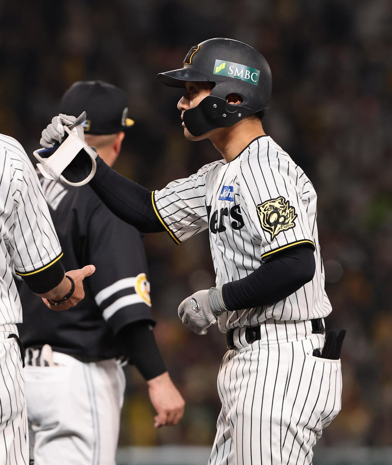 阪神対ソフトバンク　2回裏阪神2死一、二塁、先制適時打を放った坂本はガッツポーズをする（撮影・上田博志）