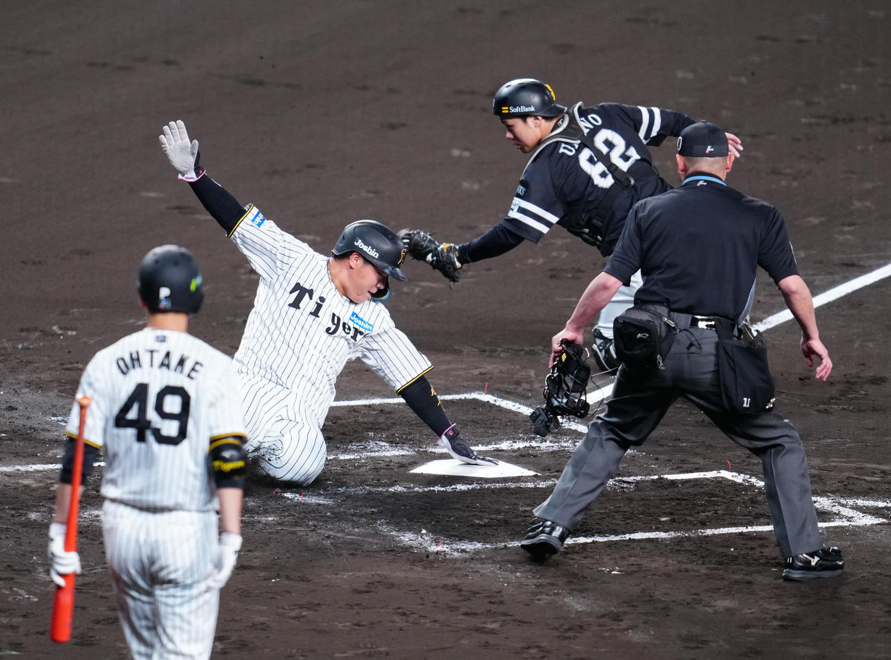 阪神対ソフトバンク　2回裏阪神2死一、二塁、坂本の先制適時打で生還する二塁走者の大山。捕手海野（撮影・江口和貴）