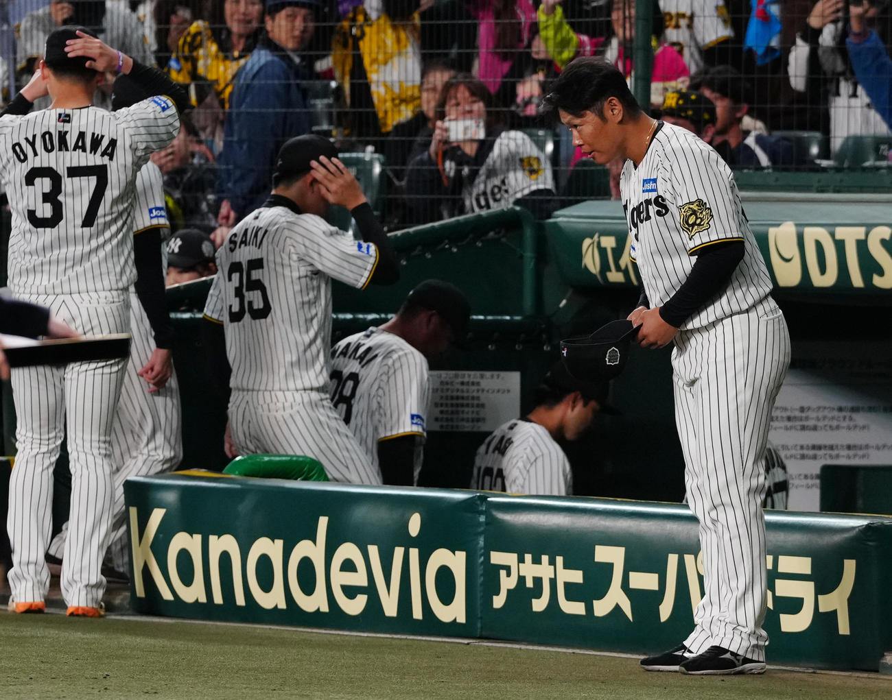 グラウンドに一礼して引き揚げる阪神原口（右）（撮影・鈴木みどり）