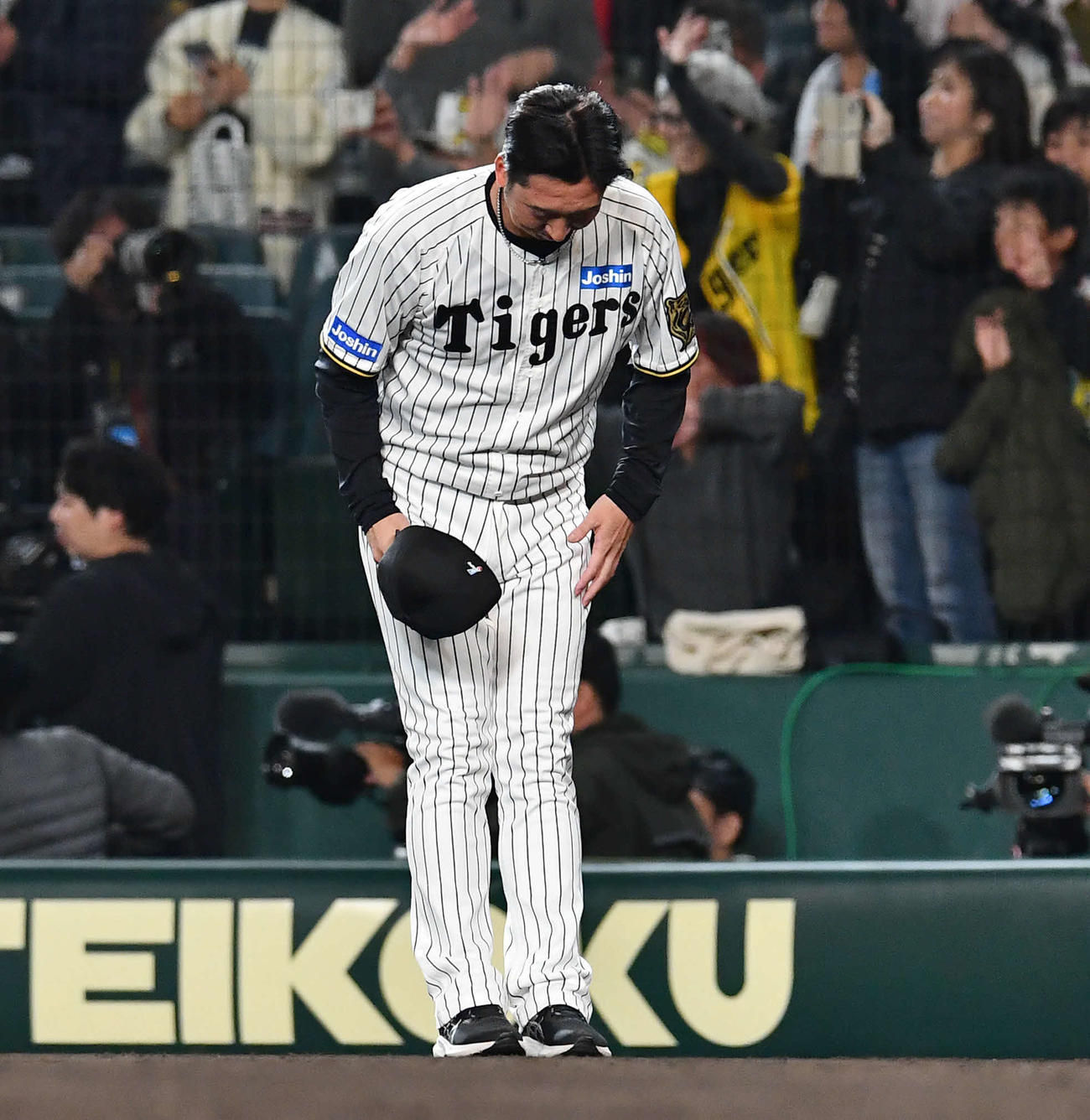 阪神対ソフトバンク　日本シリーズを終え、ソフトバンクナインに一礼する阪神藤川監督（撮影・岩下翔太）
