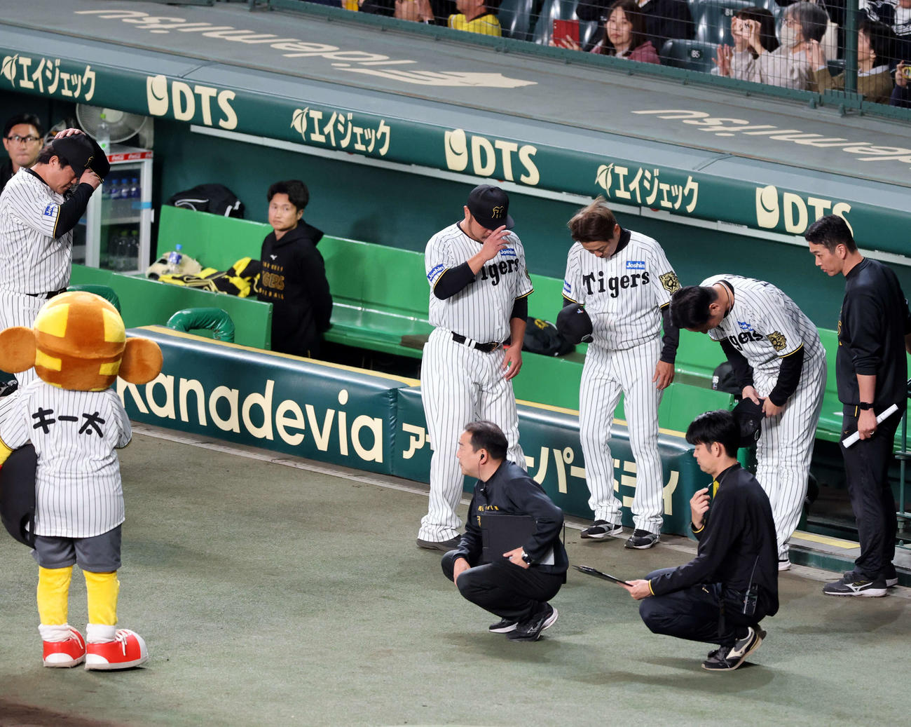 阪神対ソフトバンク　日本一ならず一礼して引き揚げる阪神藤川監督（右）（撮影・浅見桂子）
