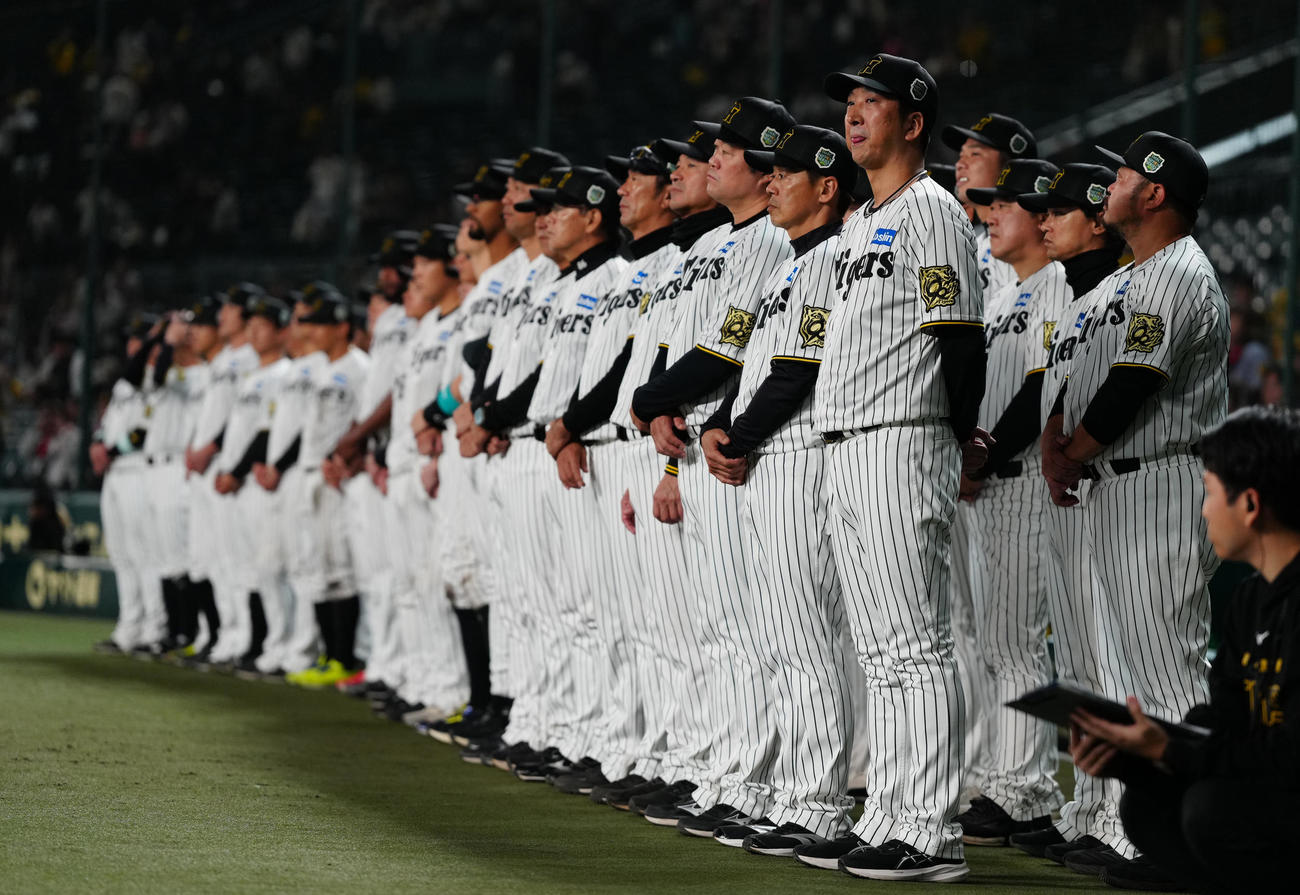 試合後のセレモニーで悔しげな表情の阪神藤川監督（右手前）（撮影・鈴木みどり）
