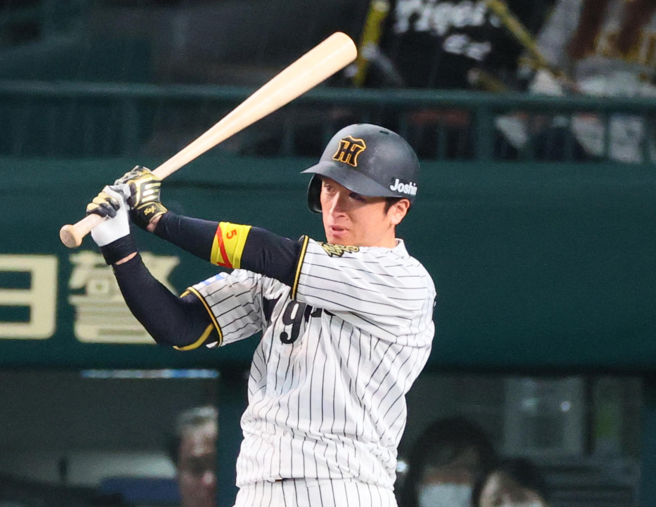 阪神対ソフトバンク　5回裏阪神無死一塁、近本は右前打を放つ（撮影・上山淳一）