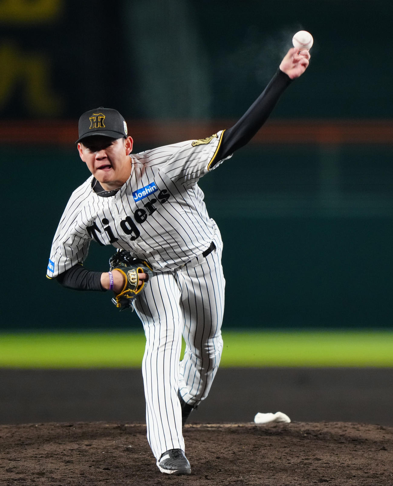 阪神対ソフトバンク　7回表から2番手で登板した阪神及川（撮影・鈴木みどり）