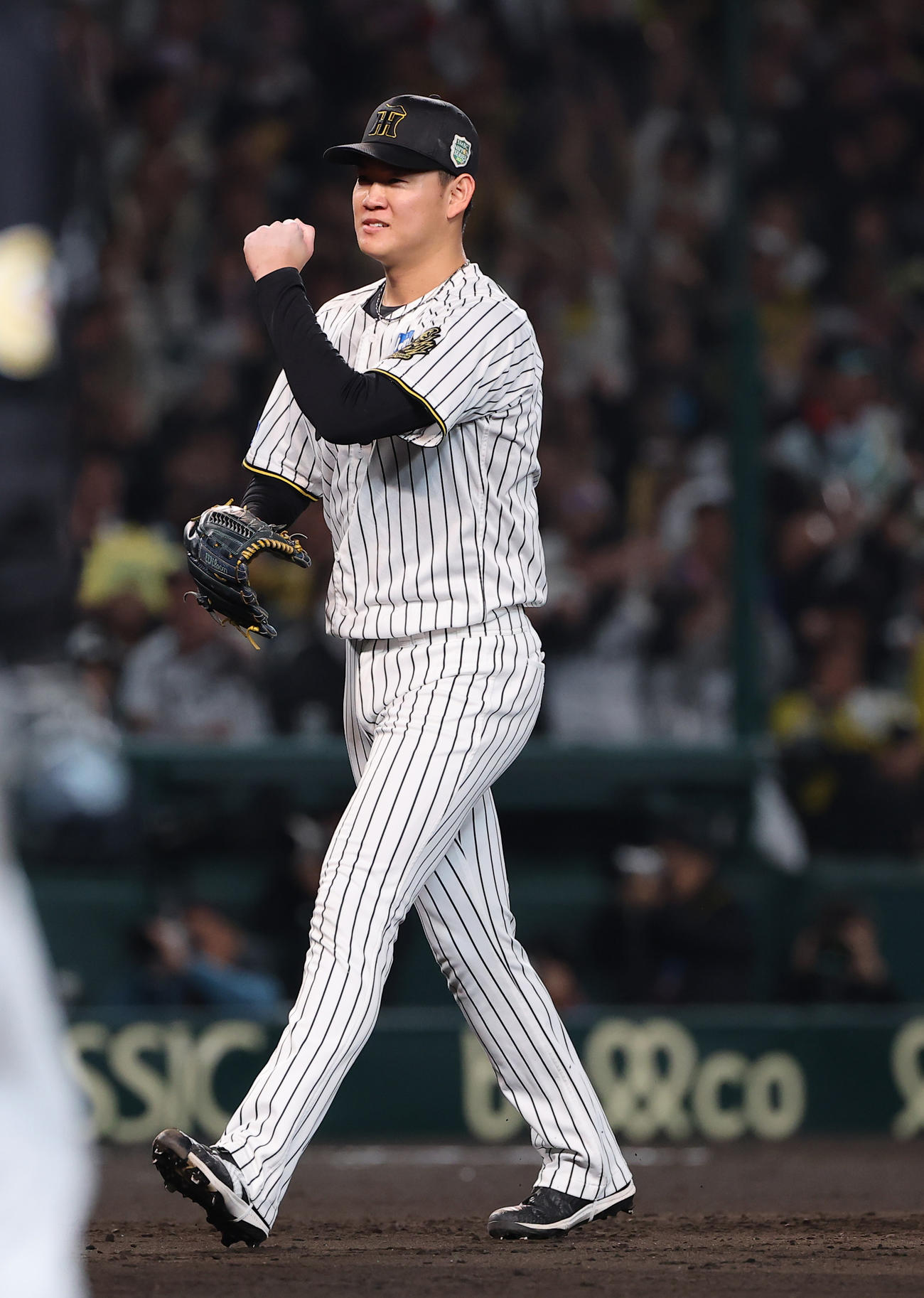 阪神対ソフトバンク　7回表ソフトバンク2死一、二塁、近藤から三振を奪いガッツポーズをする及川（撮影・上田博志）