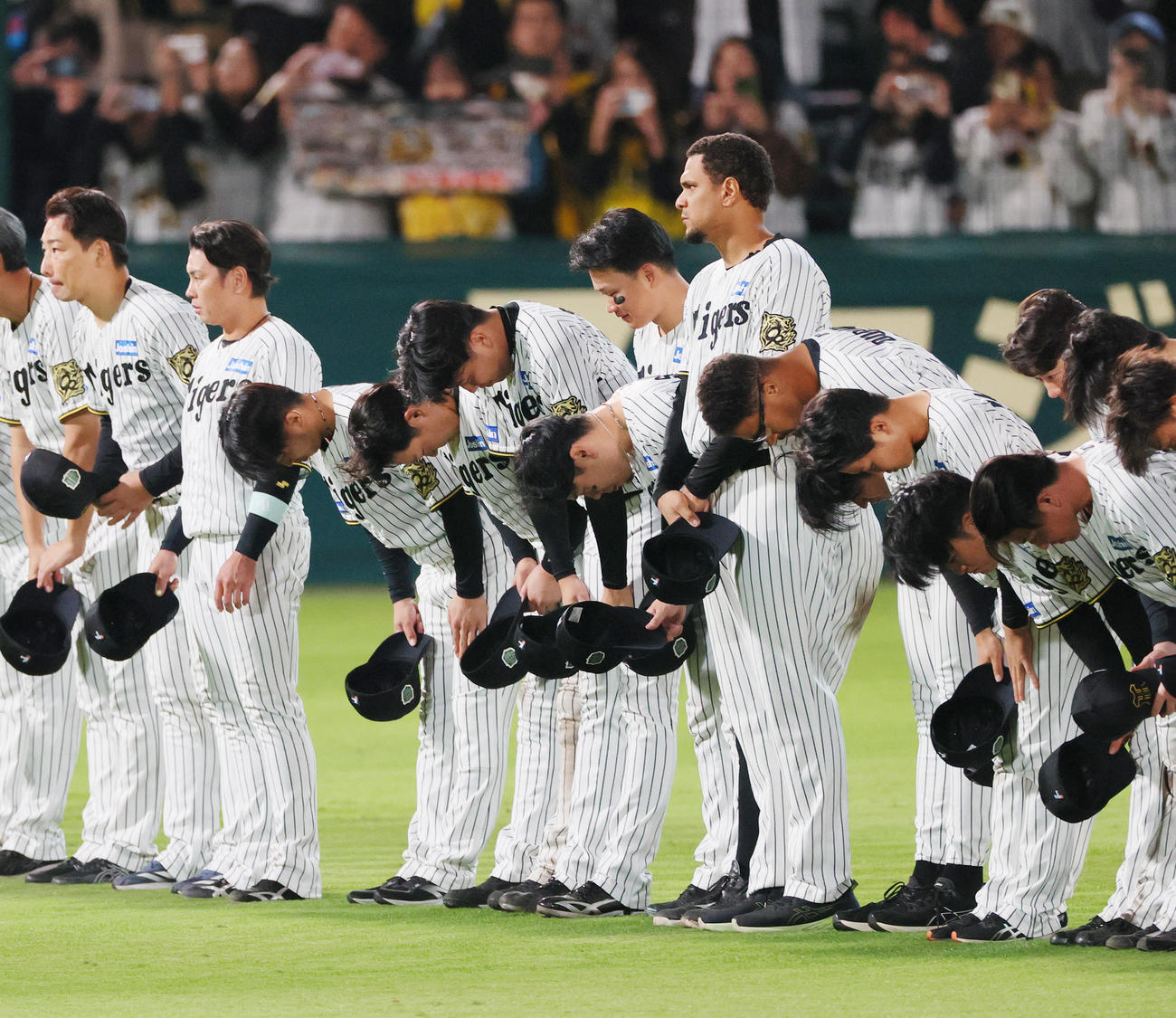 阪神対ソフトバンク　日本一を逃し、スタンドのファンにあいさつする阪神の選手たち（撮影・上山淳一）