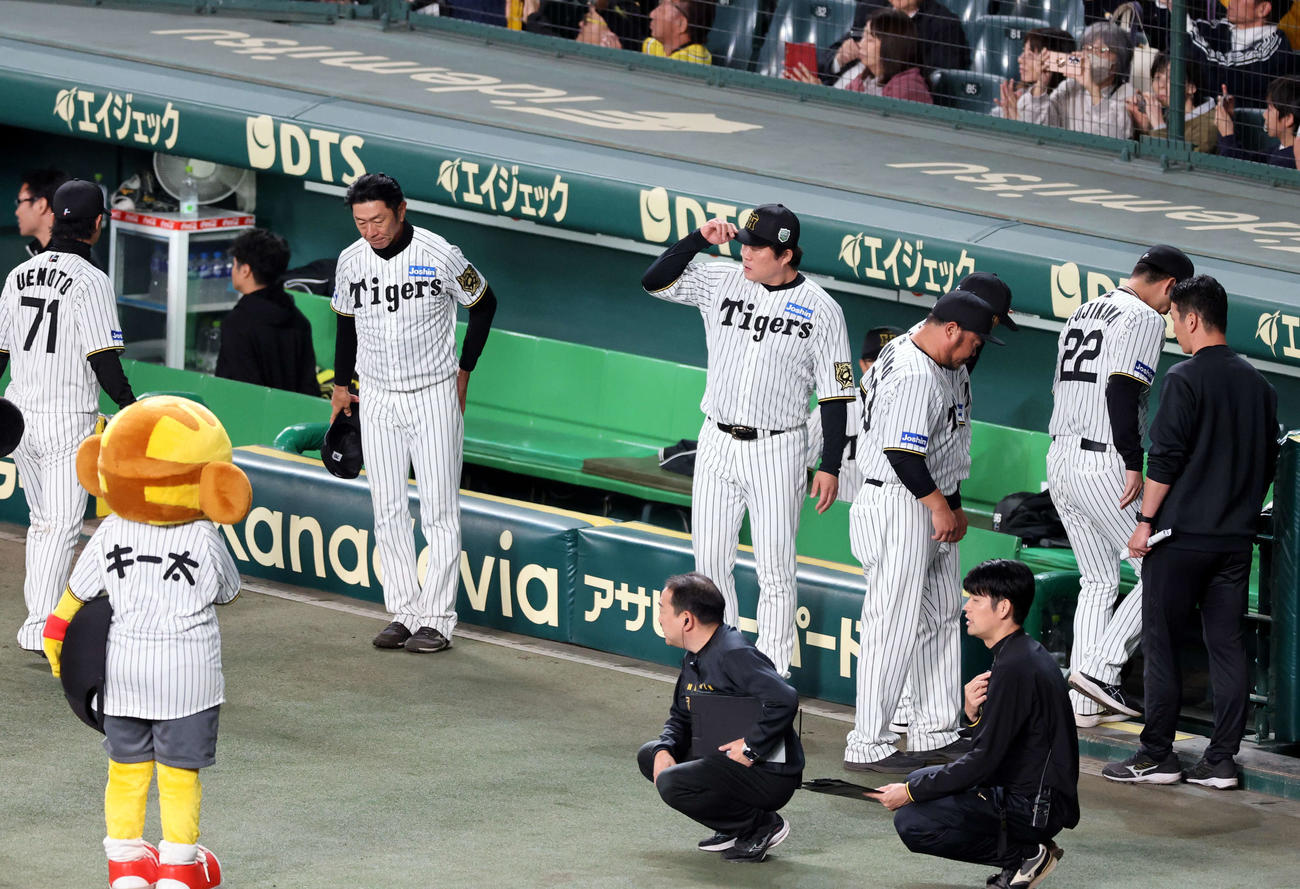 阪神対ソフトバンク　日本一ならず引き揚げる阪神藤川監督（右）（撮影・浅見桂子）