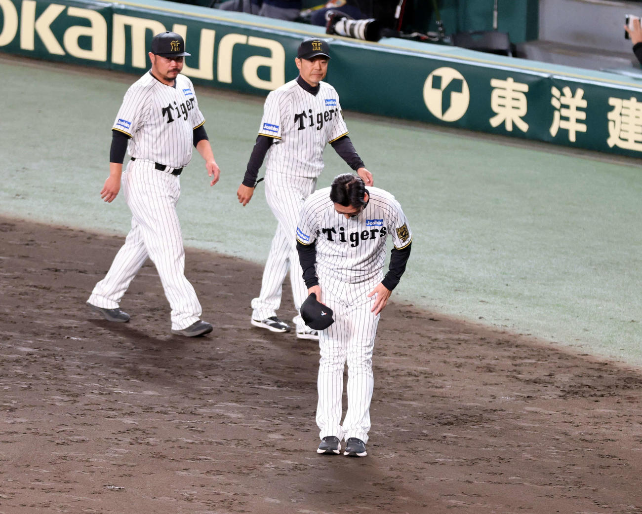 阪神対ソフトバンク　日本一を決めたソフトバンク小久保監督に一礼する阪神藤川監督（撮影・浅見桂子）