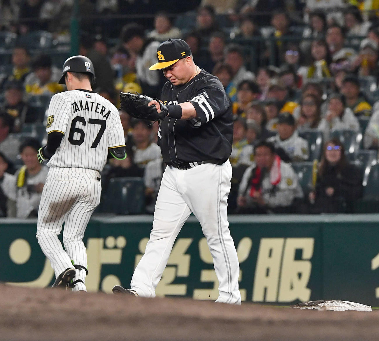 阪神対ソフトバンク　11回裏阪神2死一塁、高寺（左）の二ゴロからウイニングボールをつかむ山川（撮影・岩下翔太）