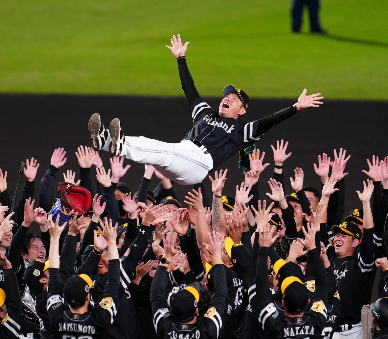 阪神対ソフトバンク　優勝し胴上げされるソフトバンク小久保監督（撮影・江口和貴）