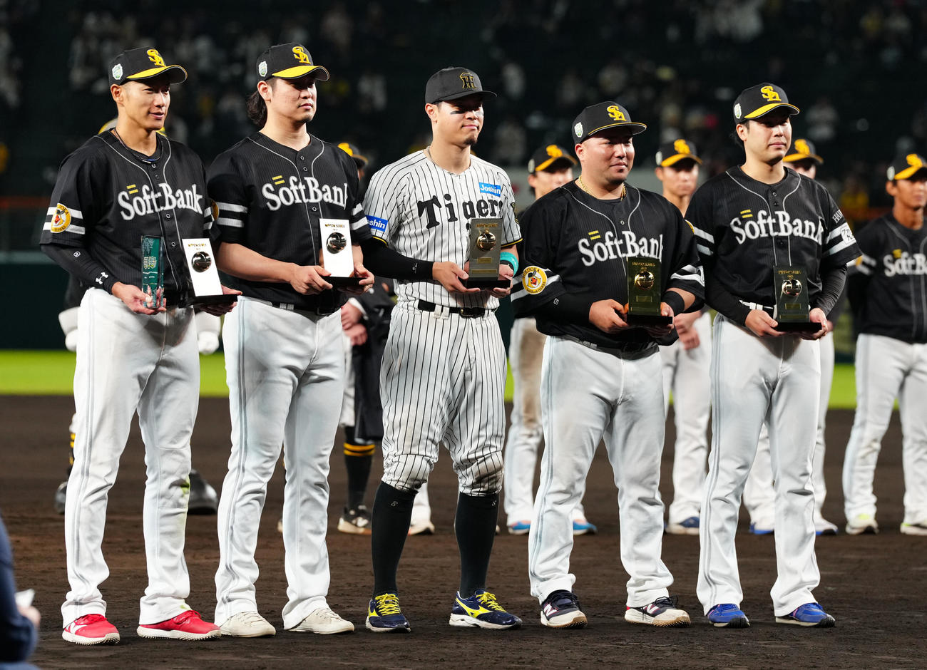 MVPのソフトバンク山川（左から4人目）は記念撮影に納まる。左からソフトバンク柳田、杉山、阪神佐藤輝、1人おいてソフトバンク藤井（撮影・鈴木みどり）