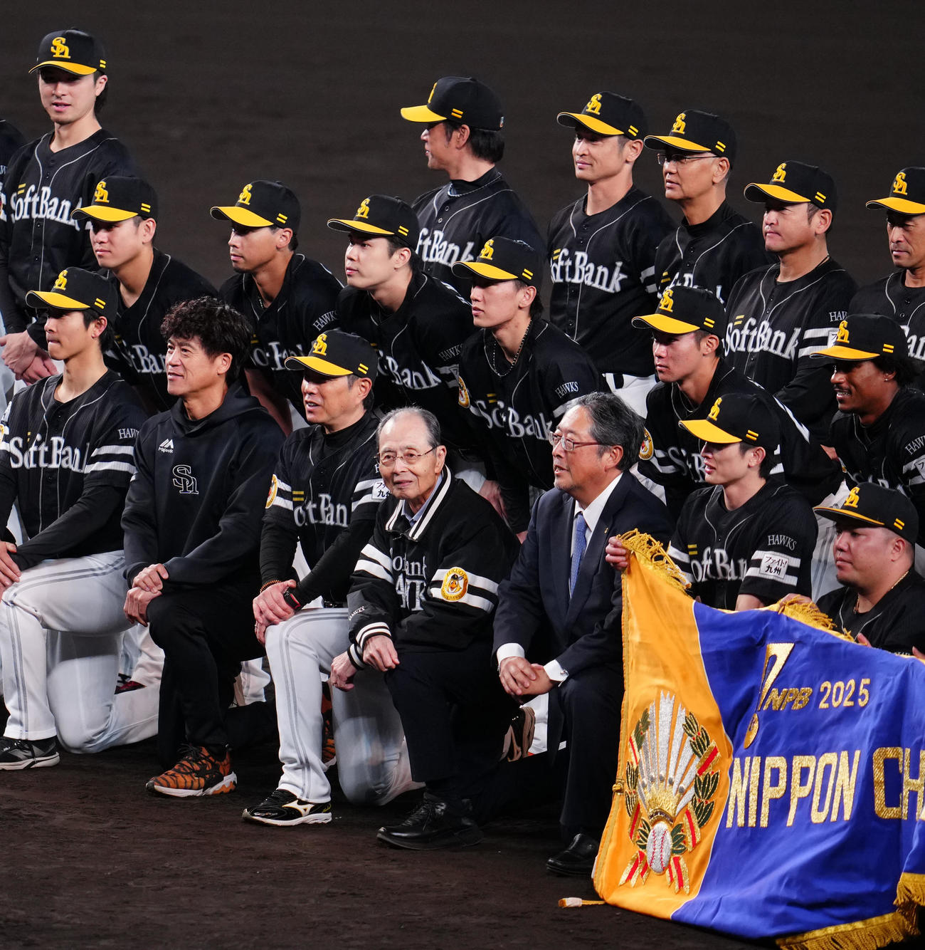 阪神対ソフトバンク　表彰式後、記念撮影に臨むソフトバンク王球団会長（前列中央）（撮影・江口和貴）
