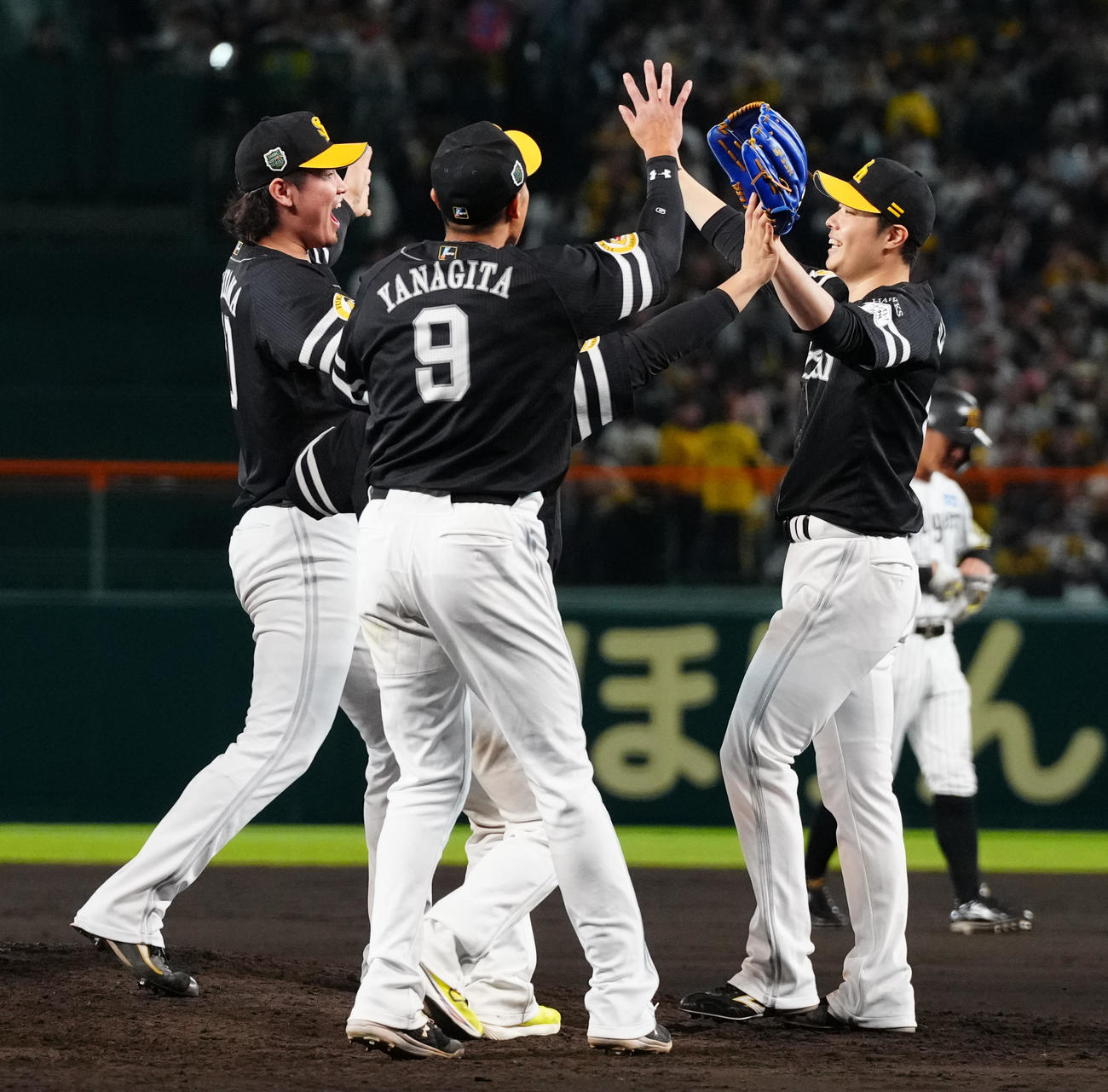 阪神対ソフトバンク　日本一となり、歓喜するソフトバンクの、左から杉山、柳田、松本裕（撮影・鈴木みどり）