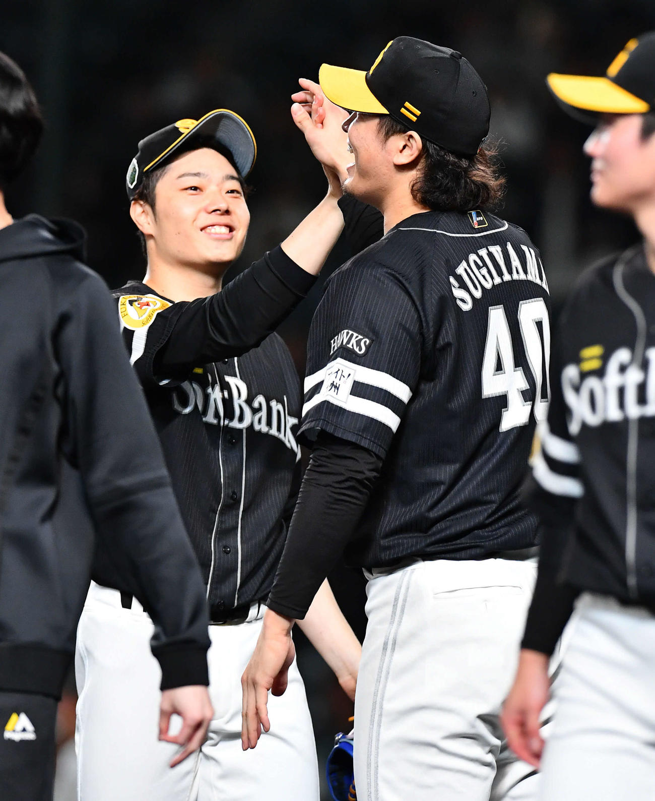 阪神対ソフトバンク　阪神を破って日本一を達成し、松本裕（左）と笑顔でタッチを交わすソフトバンク杉山（撮影・岩下翔太）