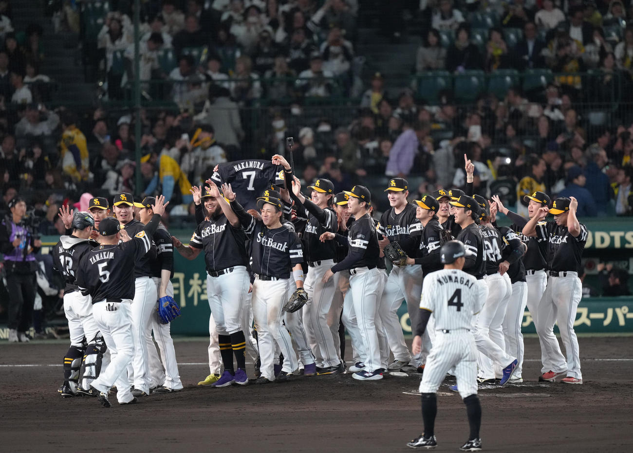 阪神対ソフトバンク　日本シリーズ制覇を果たし喜びソフトバンクの選手ら（撮影・足立雅史）