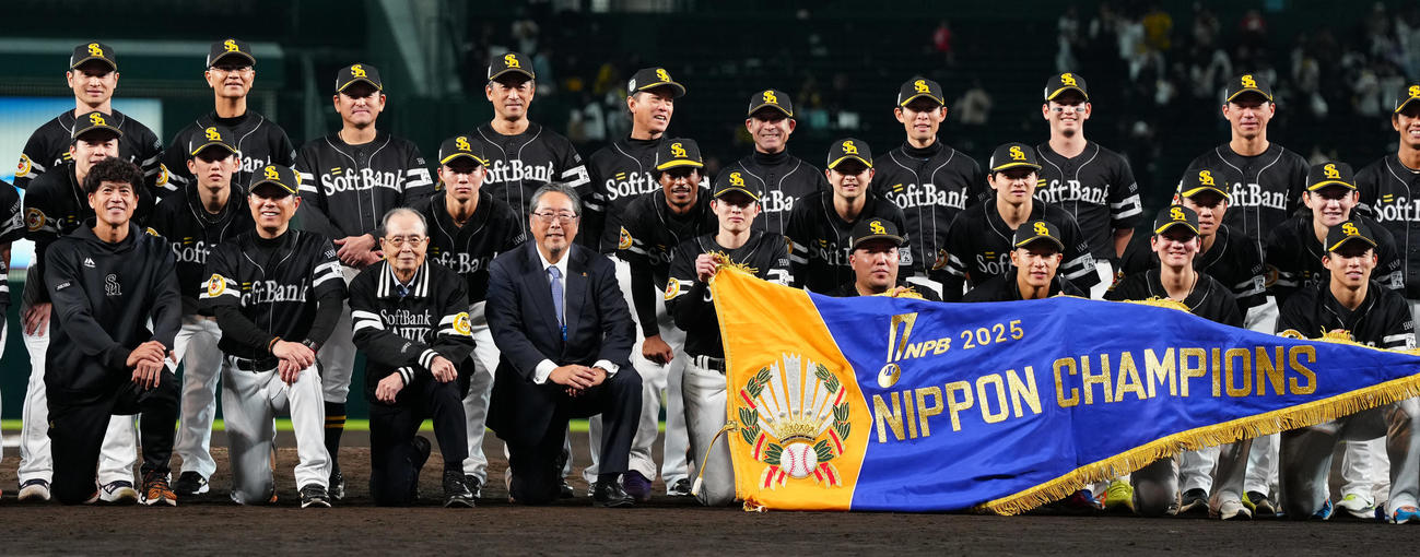 日本一となり、記念撮影に納まる、前列左から2人目からソフトバンク小久保監督、王会長（撮影・鈴木みどり）