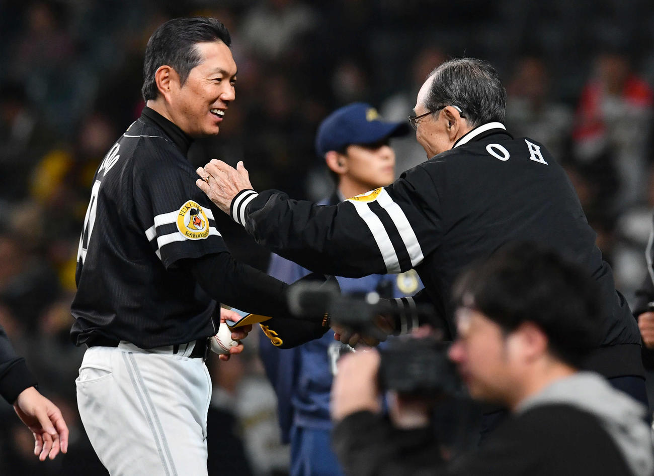 阪神対ソフトバンク　阪神を破って日本一を達成したソフトバンク小久保監督（左）は、ウイニングボールを手に王球団会長と笑顔で握手を交わす（撮影・岩下翔太）