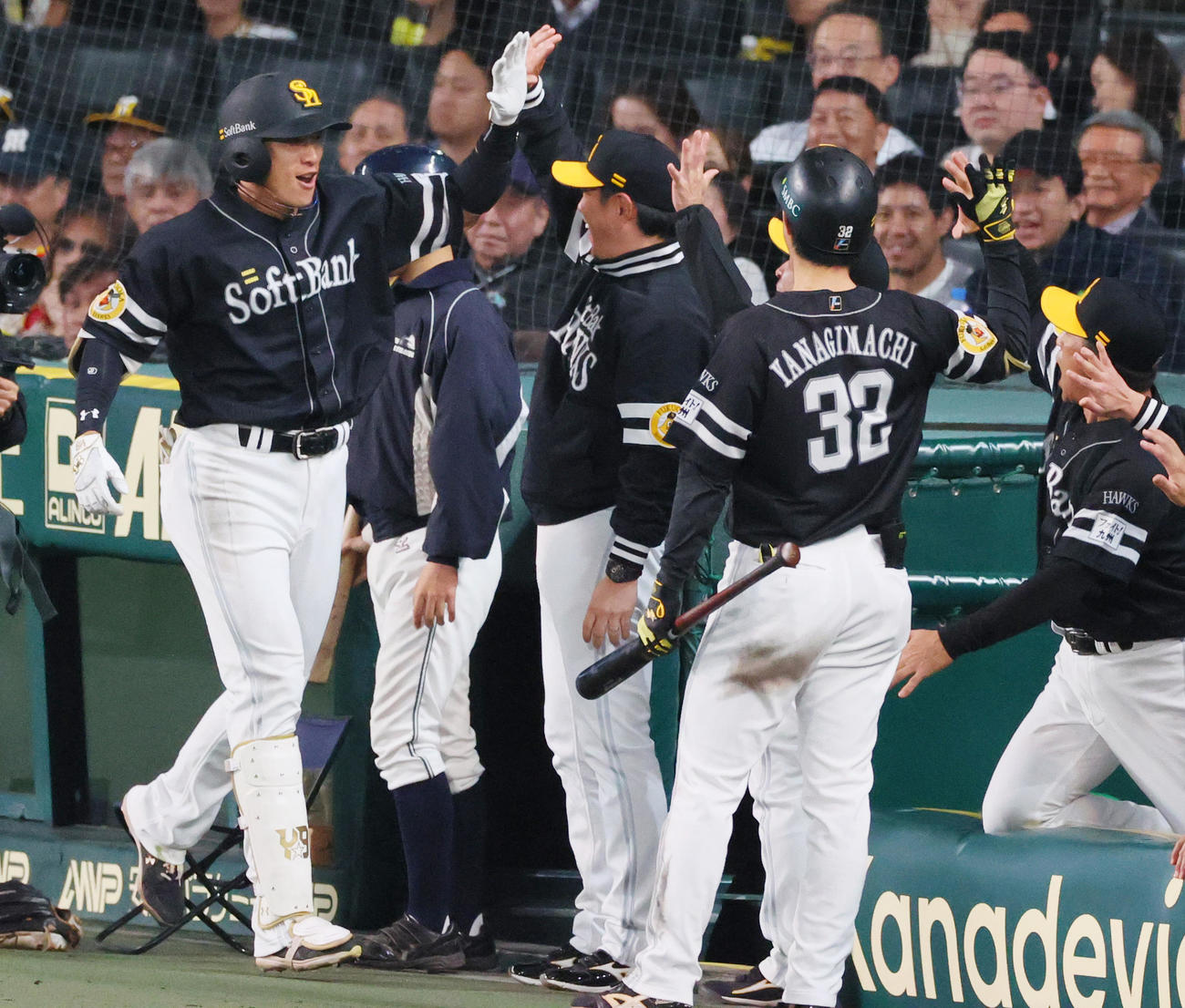 阪神対ソフトバンク　8回表ソフトバンク1死一塁、柳田（左）は左越え2点本塁打を放ち小久保監督とタッチをかわす（撮影・上山淳一）