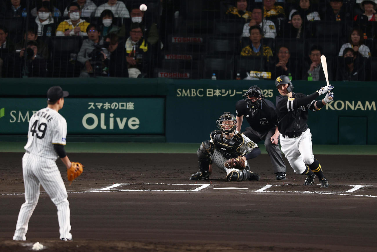 阪神対ソフトバンク　6回表ソフトバンク無死、中前打を放つ代打嶺井。投手大竹（撮影・前田充）
